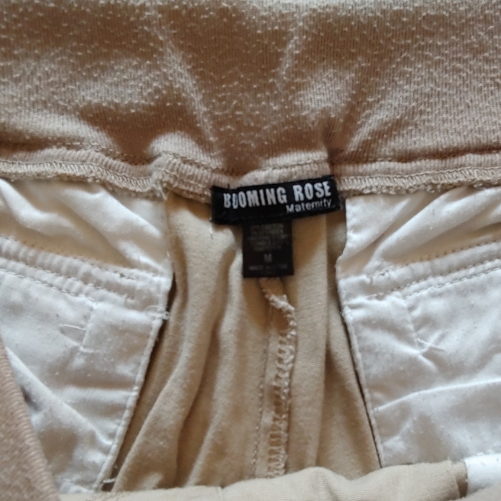 2/$20⚡Blooming Rose Maternity Cargo Capris (M) - Picture 3 of 6